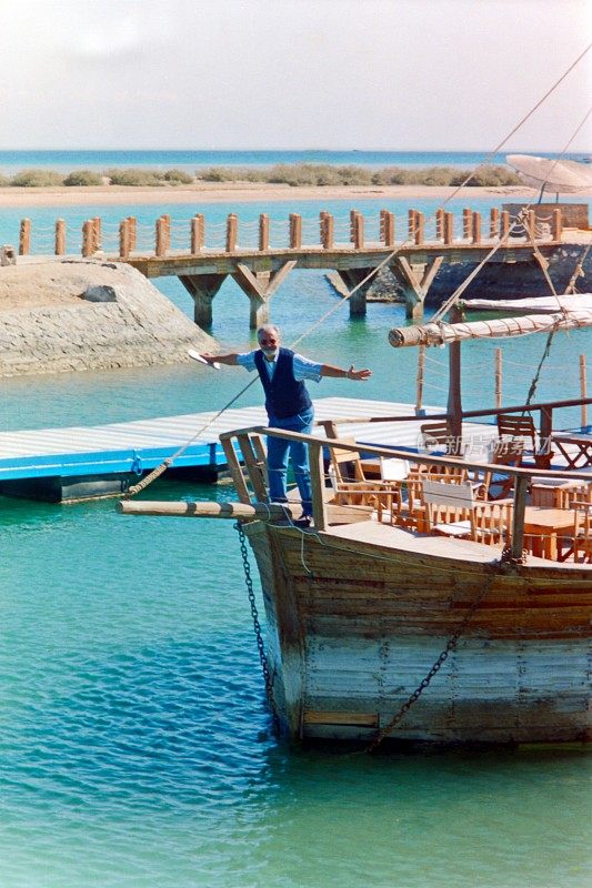 El Gouna 2001年的今天，一名游客在酒店的帆船上享受美好的天气。埃及红海。